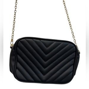 NWT)Vegan Leather Purse With Luxurious Chain 🖤🔥